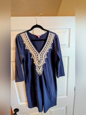 Lilly Pultizer EUC Large Women’s Navy Dress with Ivory Embroidered V-Neck